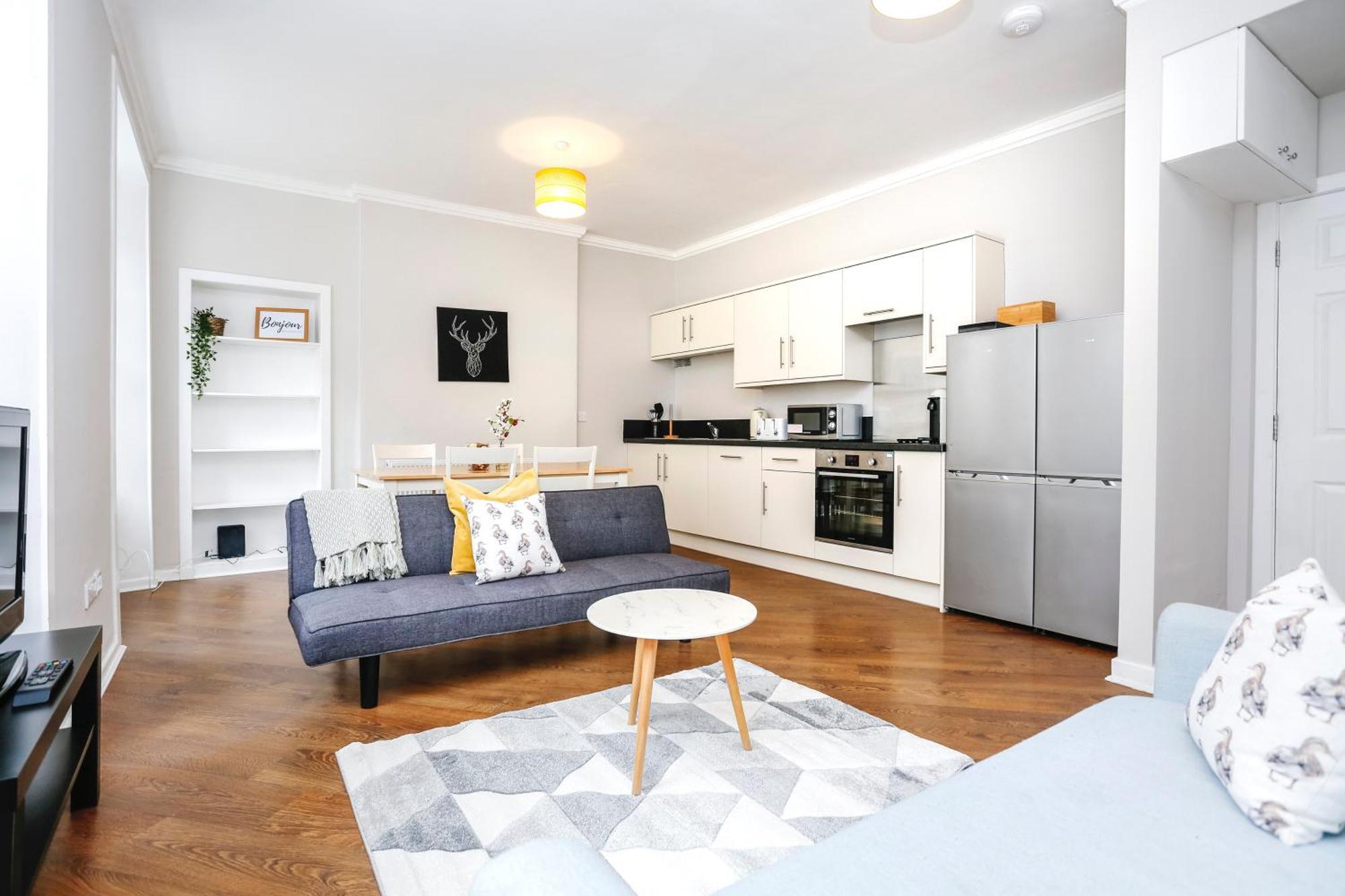 Centrally Located Spacious 2 Bedrooms Apartment Edinburgh
