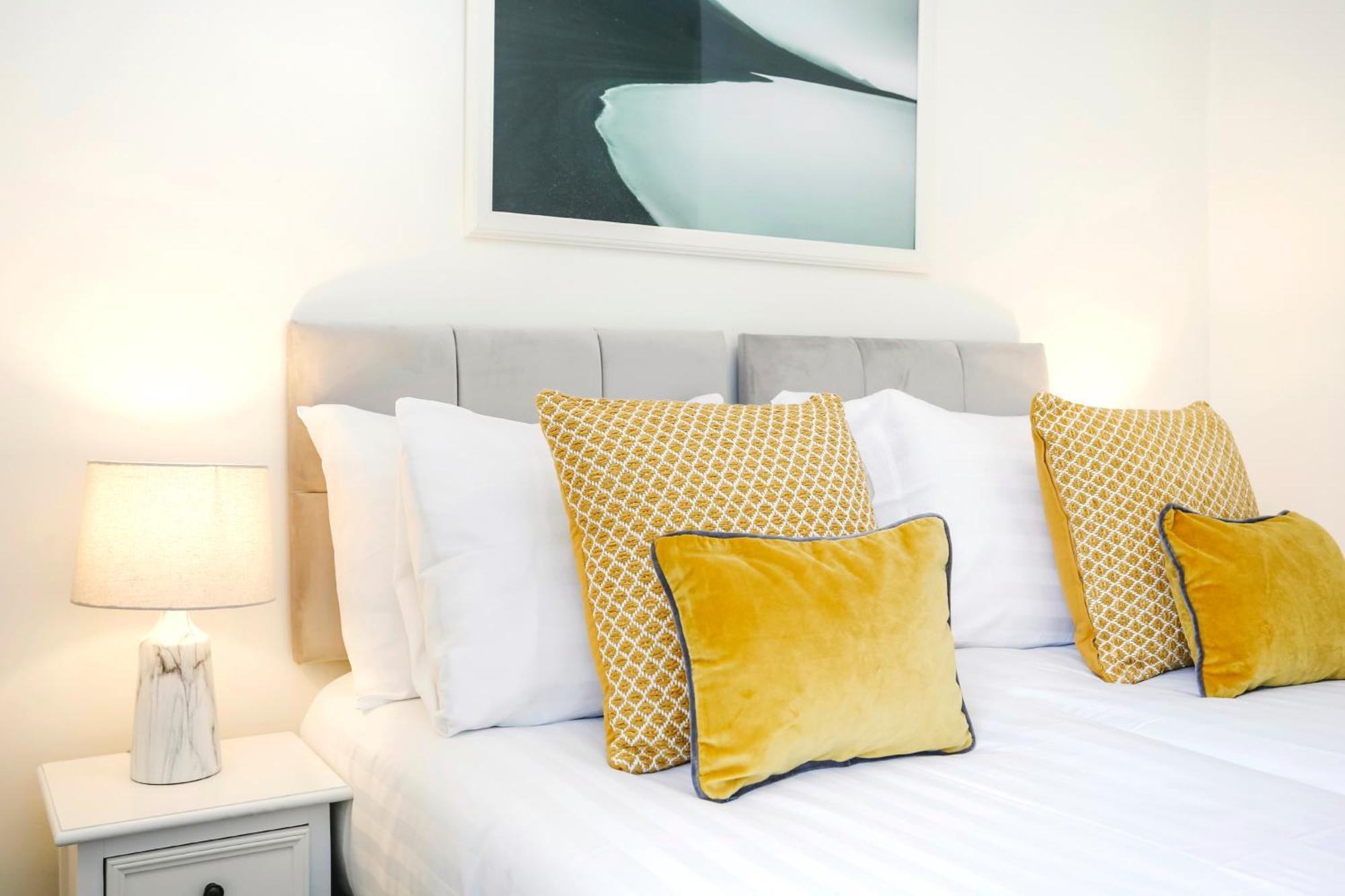Centrally Located Spacious 2 Bedrooms Apartment *